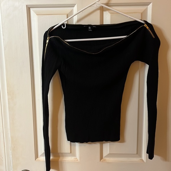 Guess zippered top. - Picture 6 of 6